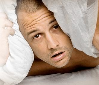 愤怒的男人想要增大他的阴茎